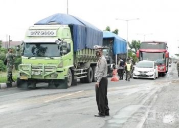 Petugas melakukan penyekatan di perbatasan Padang-Padang Pariaman.