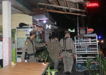 Personel Satpol PP Padang melakukan penindakan terhadap pedagang