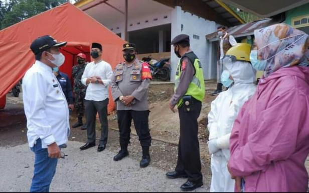 Bupati Eka Putra meninjau posko pantau mudik perbatasan Tanah Datar