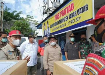 Bupati Eka Putra meninjau Posko Pengamanan Lebaran di perbatasan Tanah Datar