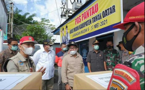 Bupati Eka Putra meninjau Posko Pengamanan Lebaran di perbatasan Tanah Datar