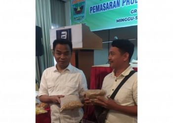 Anggota DPRD Sumbar Hidayat saat promosi produk pakan ayam padi boneh