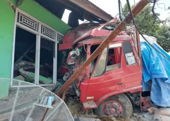 Rusak parah, Truk Bermuatan semen hantam rumah warga di kawasan Pasar Usang, Koto Gadang Guguk, Kabupaten Solok