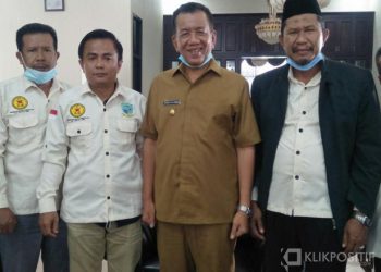 Bupati Pessel, Rusma Yul Anwar bersama PKPS Jambi saat diwawancara soal eksikusi dirinya di Painan