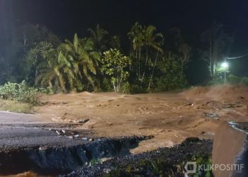 Suasana air Sungai Batang Manggilang yang naik akibat hujan deras Yang melanda tadi malam.