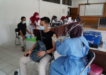 ITP laksanakan vaksinasi bagi mahasiswa untuk persiapan kuliah tatap muka tahun depan, Senin, 25 Oktober 2021