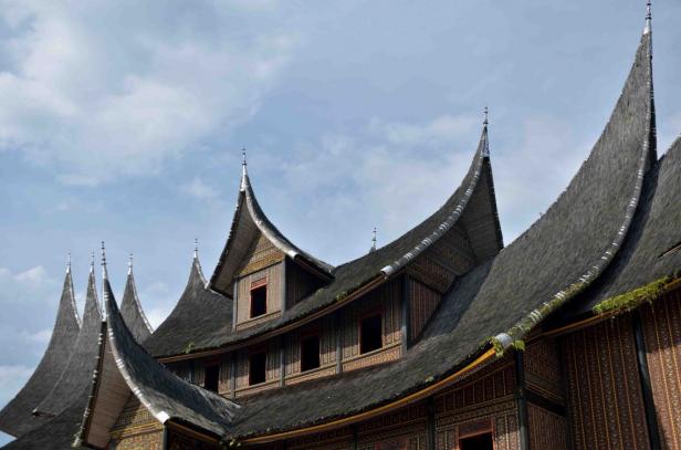 Museum Istano Basa Pagaruyung dibangun dengan 11 gonjong yang dilengkungkan serupa tanduk kerbau serta 26 ton serat Ijuak yang menghiasi atapnya.