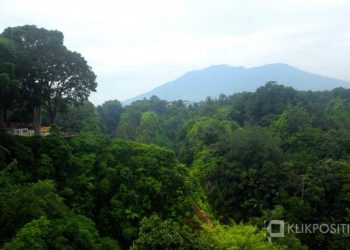 Gunung Marapi dari arah Taman Panorama Bukittinggi