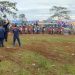 Kapolres Solsel AKBP Tedy Purnanto mengibarkan bendera tanda dimulainya Latihan bersama (Latber) Motor cross dan grass track sehari di Solok Selatan