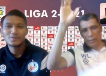 Pelatih Kepala Semen Padang FC Weliansyah (kanan) dan Manda Cingi (Kiri) saat konferensi pers jelang laga kontra Sriwijaya FC di Liga 2 2021