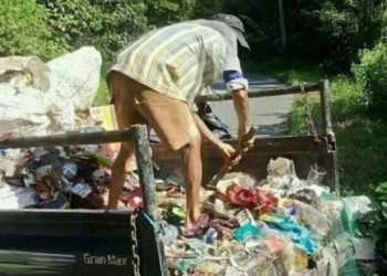 Seorang warga saat membuang sampah kedalam jurang disekitar lokasi objek wisata lobang jepang talu, Kecamatan Talamau (Istimewa)
