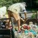 Seorang warga saat membuang sampah kedalam jurang disekitar lokasi objek wisata lobang jepang talu, Kecamatan Talamau (Istimewa)