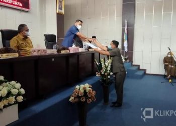 Ketua DPRD Solsel Zigo Rolanda menerima pandangan umum fraksi dari Juru bicara Fraksi PKS Dedi arisandi dalam rapat paripurna