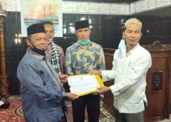 PLH Bupati Solok Selatan Doni Rahmat Samulo Menyaksikan Penyerahan Bantuan Oleh Ketua Tim Safari Ramadhan Provinsi Sumbar