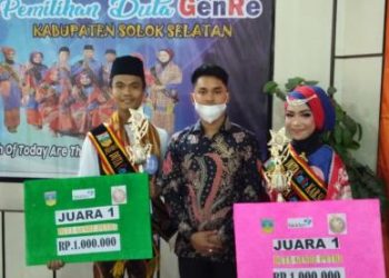 Duta GenRe Solok Selatan Muhammad Irfan Monaf dan Rihadalul Aisyah Bersama Ketua Forum GenRe Sumbar Muhammad Ikhsan