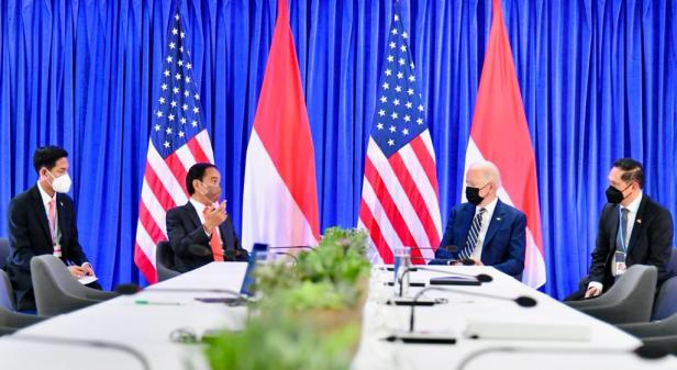 Presiden Joko Widodo membahas sejumlah penguatan kerja sama Indonesia-Amerika Serikat dalam pertemuan bilateral dengan Presiden Amerika Serikat, Joe Biden, di Glasgow, Skotlandia, Senin (01/11/2021)