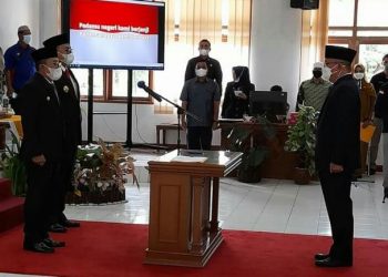 Bupati Tanah Datar Eka Putra didampingi Wabup Richi Aprian melantik Iqbal Ramadi sebagai Sekretaris Daerah