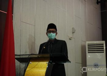 Gubernur Sumatera Barat Irwan Prayitno memberikan sambutan pada rapat paripurna istimewa DPRD Solsel dalam rangka peringatan hari jadi kabupaten Solok Selatan ke 17