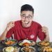 Rico Saptahadi, influencer dan pemilik akun instagram @MinangLipp saat review makanan di sebuah kafe di Kota Padang