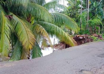 Kondisi jalan yang ambles di Kampung Jambak, Nagari IV Koto Hilie