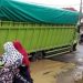 Truk bermuatan semen terpuruk di tengah jalan lintas propinsi tepat nya dihalaman Kantor Camat Talamau dan Kantor Wali Nagari Talu