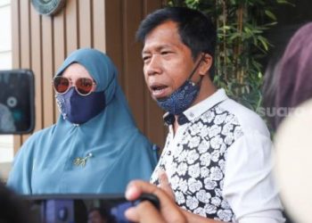 Komedian Kiwil dan Istri pertamanya, Rochimah ketika ditemui usai menjalani sidang cerai di Pengadilan Agama Jakarta Selatan, Rabu (10/2/2021).