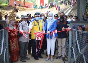 Anggota DPR RI asal Solok, Athari Gauthi Ardi meresmikan jembatan gantung Sawah Darek, Nagari Sirukam