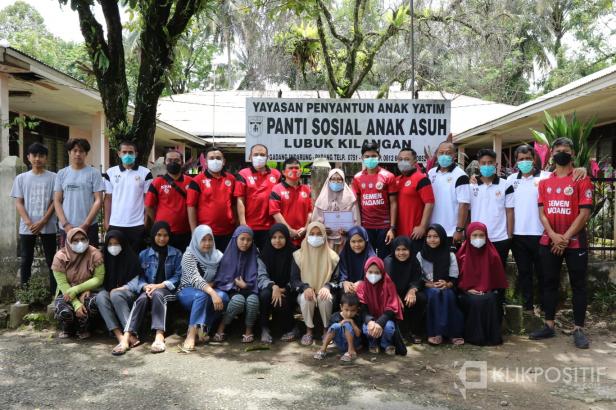 Manajemen dan Tim Semen Padang FC foto bersama anak Panti Sosial Anak Asuh Lubuk Kilangan