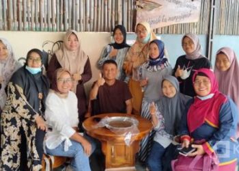 Attila Madjidi beserta peserta pelatihan membuat produk olahan durian, menunjukkan Dodol Durian usai dilatih secara virtual oleh Dosen jurusan teknologi pertanian Unand