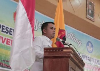 Wakil Wali Kota Solok, Dr. Ramadhani Kirana Putra berbagi pengalaman KKN dengan mahasiswa UMMY