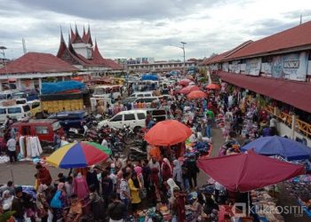 Suasana Pasar Aur Kuning