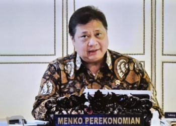 Menko Ekon Airlangga Hartarto memberikan keterangan pers usai Ratas Evaluasi PPKM, Senin (24/01/2022), secara virtual.