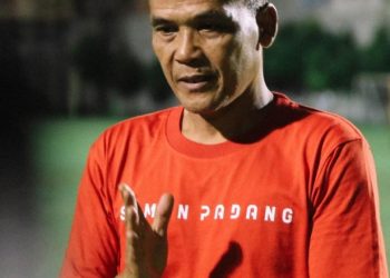 Pelatih Kepala Semen Padang FC Hendri Susilo saat memimpin latihan perdana di Pekanbaru.