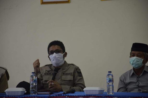 Wakil Wali Kota Padang memberikan sosialisasi kepada masyarakat Bungus