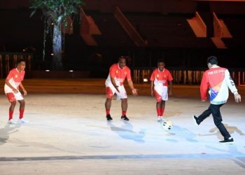 Presiden Joko Widodo bermain bola di tengah pembukaan PON XX Papua,