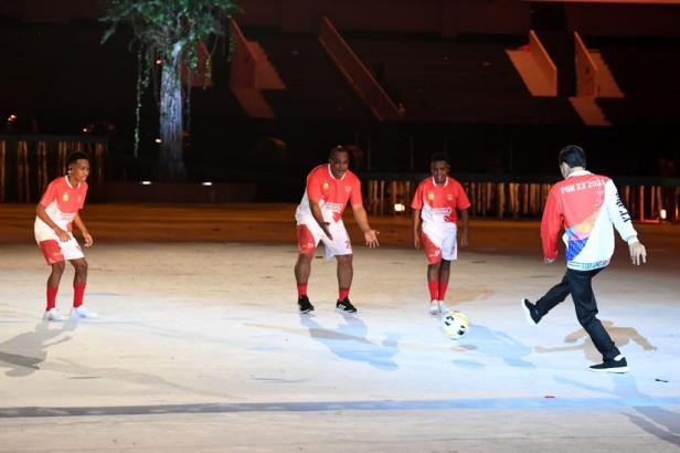 Presiden Joko Widodo bermain bola di tengah pembukaan PON XX Papua,