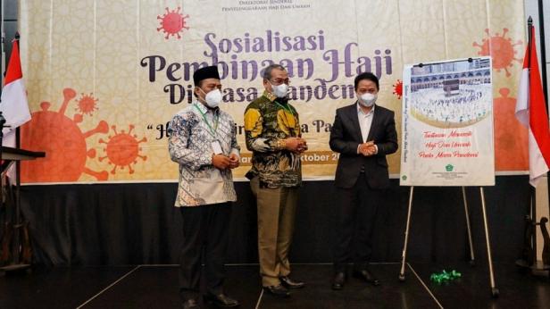 Dirjen PHU Hilman Latief didampingi Direktur Bina Haji Khoirizi serta Kasubdit Bimbingan Jemaah Arsyad Hidayat melaunching Buku Tuntunan Manasik Haji