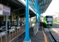 Kereta Api Minangkabau Ekspres  di stasiun Pulau Aie, lokasi yang langsung menghubungkan wisatawan dengan wisata unggulan di Padang, yakni Kota Tua