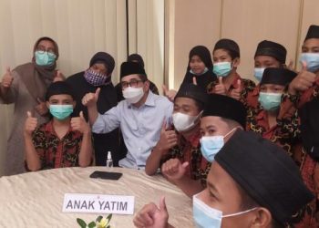Calon Ketua Kadin Indonesia Arsjad Rasjid membaur dengan anak yatim di Padang