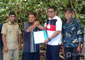 Kepala Dinas Pariwisata Pasaman Barat Decky H Saputra saat meresmikan dengan ditandai penyerhan SK Pokdarwis Situak di Objek Wisata Sampuran Rajo Panjang