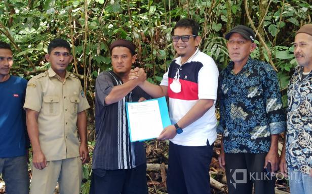 Kepala Dinas Pariwisata Pasaman Barat Decky H Saputra saat meresmikan dengan ditandai penyerhan SK Pokdarwis Situak di Objek Wisata Sampuran Rajo Panjang
