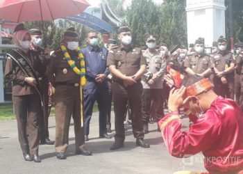 Kepala Kejaksaan Tinggi Sumatera Barat (Sumbar) Anwarudin Sulistiyono disambut tarian adat saat berkunjung ke Pasaman Barat