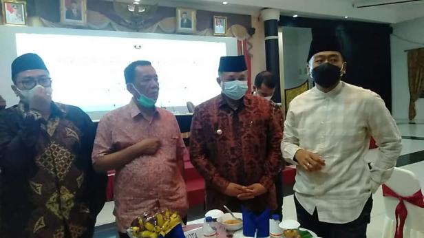 Wako Solok, H. Zul Elfian usai rapat koordinasi bersama Gubernur dan Wakil Gubernur Sumbar di Auditorium Gubernuran