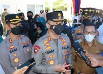 Kapolda Sumbar Irjen Teddy saat wawancara dengan wartawan