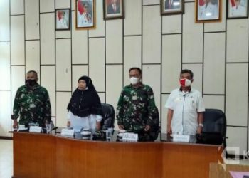 Kapt Infanteri Suryadi tengah, PLH Kesbangpol Suwirman, Seksi dukcapil Yulianis, PLH Danramil Sangir Thurmizi saat Vidcon bersama Ditjen Pothan Menhan RI dan Kodam I Bukit Barisan tentang Pembentukan Komponen Cadangan Matra Darat