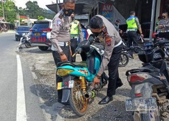 Kasatlantas Polres Solsel Iptu Ade Saputra menunjuk Pelanggaran Kendaraan yang terjaring disaksikan KBO lantas Alwizi,s