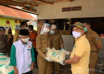 Bupati 50 Kota Safaruddin Datuak Bandaro Rajo saat memberikan bantuan bahan makanan kepada warga di Durian Gadang