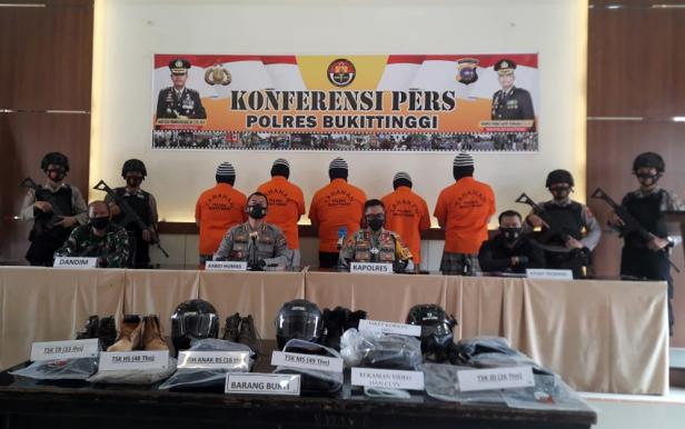 Konferensi pers di Mapolres Bukittinggi, Sabtu (07/11/2020)