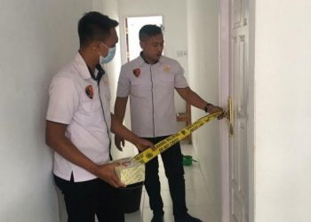 Petugas Satreskrim Polres Solok menyegel ruangan yang diduga digunakan pelaku untuk menyodomi korban.