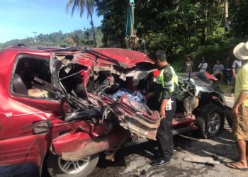 Minibus Isuzu Panter Rusak Parah usai dihantam truk di Sungai Lasi Solok